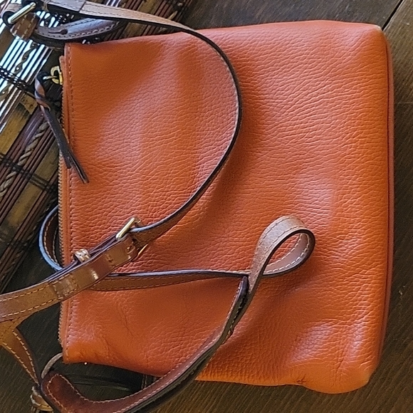 Dooney & Burke pebble leather Crossbody w matching wallet - Picture 4 of 5